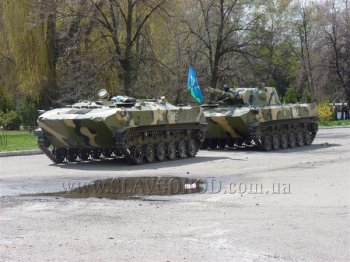 Славянск сегодня: На земле баррикады и бронетехника, а в небе кружит истребитель (фото, видео)