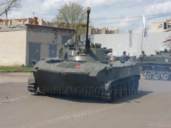 Славянск сегодня: На земле баррикады и бронетехника, а в небе кружит истребитель (фото, видео)