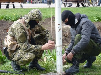 Славянск сегодня: На земле баррикады и бронетехника, а в небе кружит истребитель (фото, видео)
