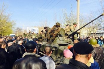 Прямо сейчас под Краматорском вертолеты пытаются помешать местным жителям, преследующим БМД