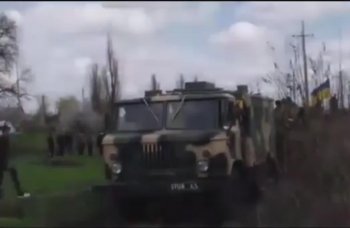 Позор украинской армии: Жители Краматорска кормят голодных солдат (видео)