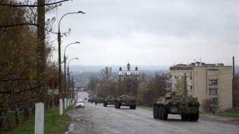 В Изюме толпа голодных солдат ограбила магазин (видео)