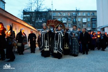 В Великую Субботу митрополит Агафангел совершил чин погребения Плащаницы и Божественную литургию