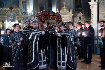 В Великую Субботу митрополит Агафангел совершил чин погребения Плащаницы и Божественную литургию