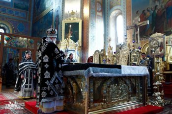 В Великую Субботу митрополит Агафангел совершил чин погребения Плащаницы и Божественную литургию