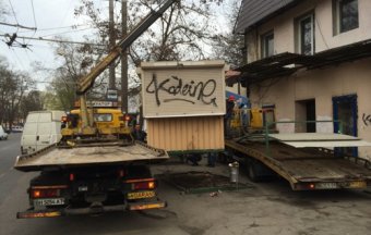 В Одессе демонтируют незаконные будки (фото)