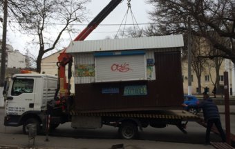 В Одессе демонтируют незаконные будки (фото)
