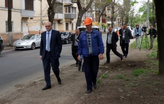 На одесской Молдаванке устанавливают новые опоры наружного освещения