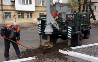 На одесской Молдаванке устанавливают новые опоры наружного освещения