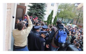 В Тернополе митинг перерос в попытку штурма городского совета