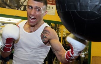 Golden Boy требует пересмотреть раздел гонорара Расселл – Ломаченко