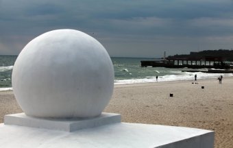 Накануне курортного сезона на пляжах Одессы песок очищают специальными машинами
