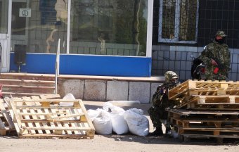 Над исполкомом в Константиновке установили флаг "Донецкой народной республики" и строят баррикады (фото)