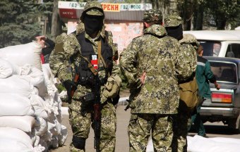 Над исполкомом в Константиновке установили флаг "Донецкой народной республики" и строят баррикады (фото)