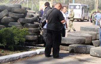 Над исполкомом в Константиновке установили флаг "Донецкой народной республики" и строят баррикады (фото)