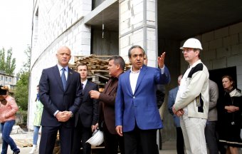 Геннадий Труханов проинспектировал строительство больницы скорой помощи на Малиновского