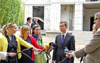Геннадий Труханов проинспектировал строительство больницы скорой помощи на Малиновского