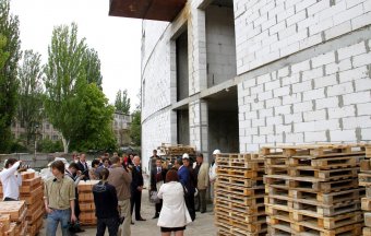 Геннадий Труханов проинспектировал строительство больницы скорой помощи на Малиновского