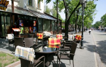 Одесские рестораны заполонили тротуары города