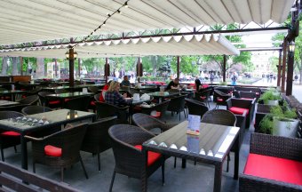 Одесские рестораны заполонили тротуары города