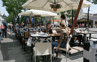 Одесские рестораны заполонили тротуары города