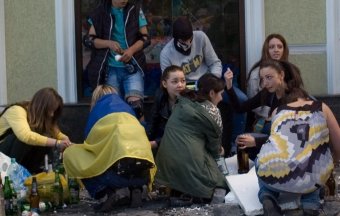 Фотообвинение: Изготовительницы коктейля Молотова на Куликовом поле за работой