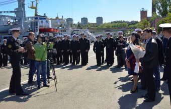 Жены моряков благодарят военных «Гетьмана Сагайдачного» за участие в антипиратской операции
