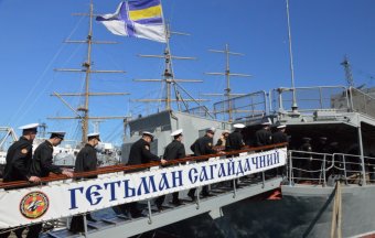 Жены моряков благодарят военных «Гетьмана Сагайдачного» за участие в антипиратской операции