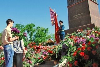 Одесситы 9 мая возложили цветы к памятнику Неизвестному матросу