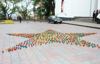 Одесситы подарили родному Городу-герою Звезду Памяти из сотен свечей