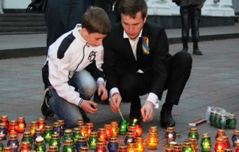 Одесситы подарили родному Городу-герою Звезду Памяти из сотен свечей