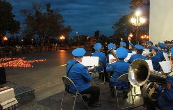 Одесситы подарили родному Городу-герою Звезду Памяти из сотен свечей