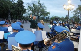 Одесситы подарили родному Городу-герою Звезду Памяти из сотен свечей