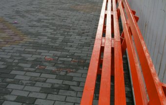 На Тещином мосту установили скамейки для поцелуев, правда, желающих пока нет (фото)