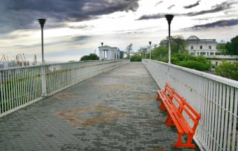 На Тещином мосту установили скамейки для поцелуев, правда, желающих пока нет (фото)