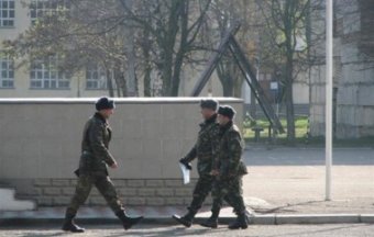 Трое вооруженных солдат убежали из части в Чабанке