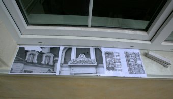 Самая большая картина страны: По стене дома на Еврейской зашагают Бендер и Жванецкий (фото)
