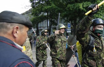 Облсовет решил выгнать из области вооружённых людей в масках