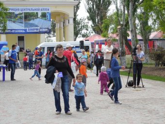Геннадий Труханов открыл отреставрированную центральную аллею в Лузановке