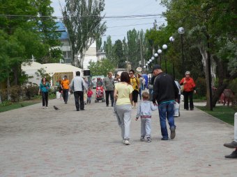 Геннадий Труханов открыл отреставрированную центральную аллею в Лузановке