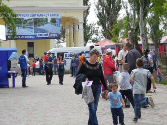 Геннадий Труханов открыл отреставрированную центральную аллею в Лузановке