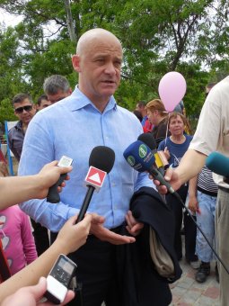 Геннадий Труханов открыл отреставрированную центральную аллею в Лузановке