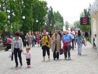 Геннадий Труханов открыл отреставрированную центральную аллею в Лузановке