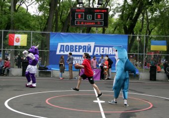 В Старобазарном  сквере появилась современная спортплощадка