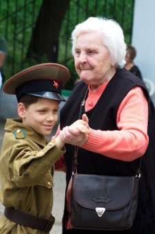 Юные одесситы приглашали на вальс ветеранов войны
