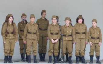 Юные одесситы приглашали на вальс ветеранов войны