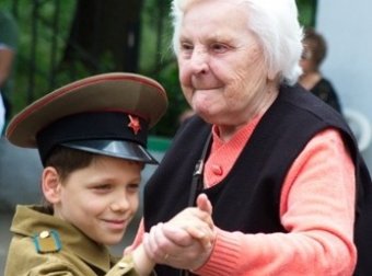 Юные одесситы приглашали на вальс ветеранов войны