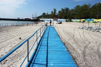 В Одессе открыт пляжный сезон для лиц с ограниченными возможностями