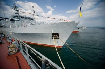 Суда морских портов осуществляют буксировку кораблей ВМС Украины