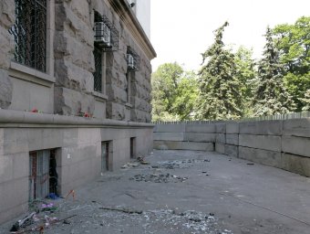 Дом профсоюзов на Куликовом поле огораживают забором. Процесс возведения забора контролирует милиция (фото)